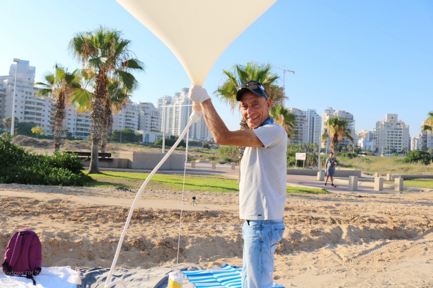 משתתף מחזיק בלון על רקע העיר