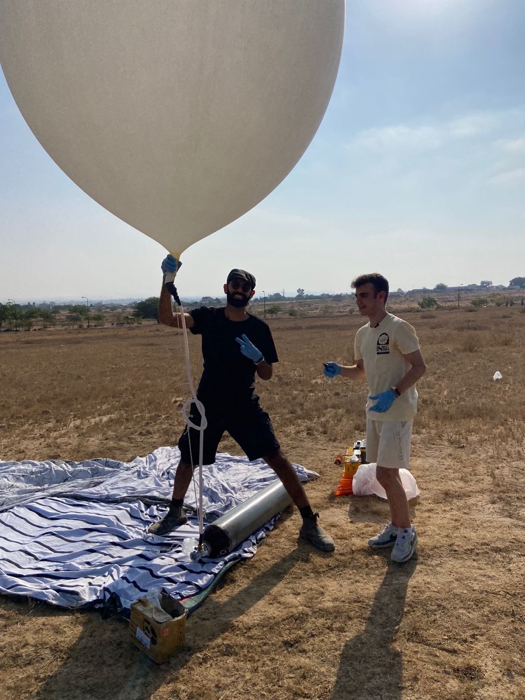 מילוי הבלון בשדה