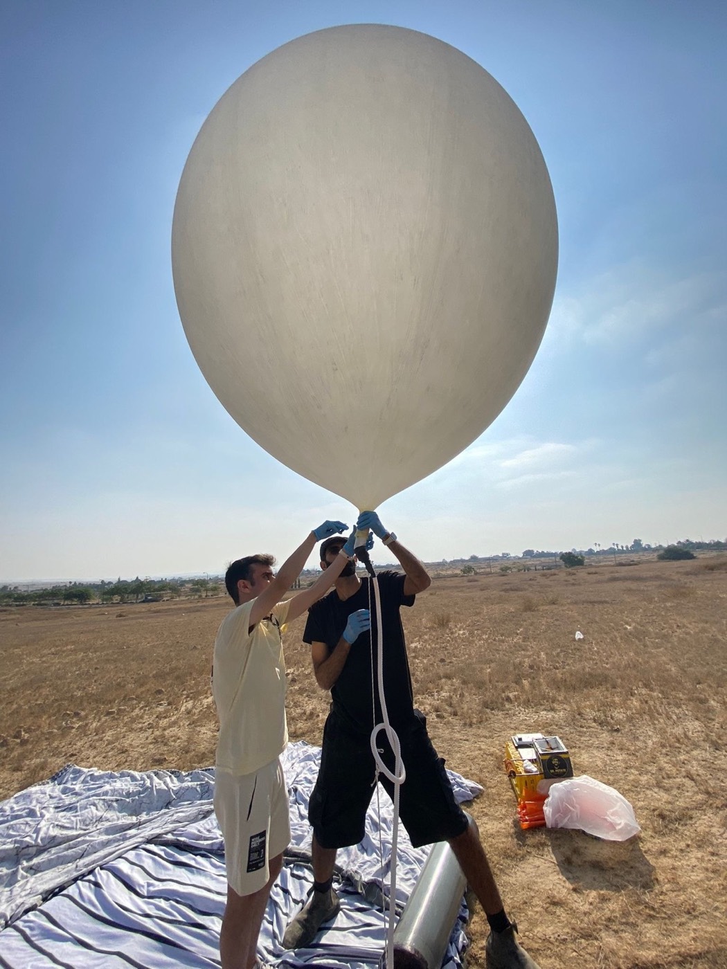 סגירת הבלון לפני שיגור
